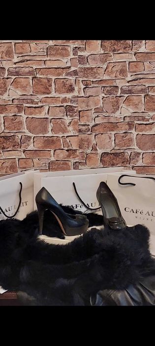 Czarne skórzane szpilki włoskiej Marki OVYĚ