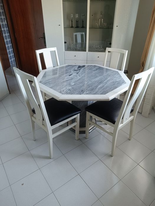 Mesa em mármore e cadeiras