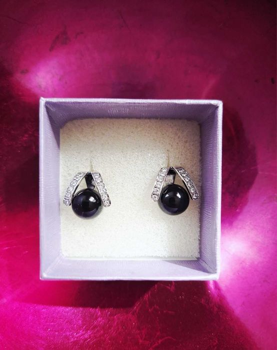 Серьги серебряные с черным агатом и с 12 фианитами на каждой сережке