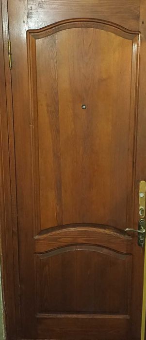 Деревянная входная дверь