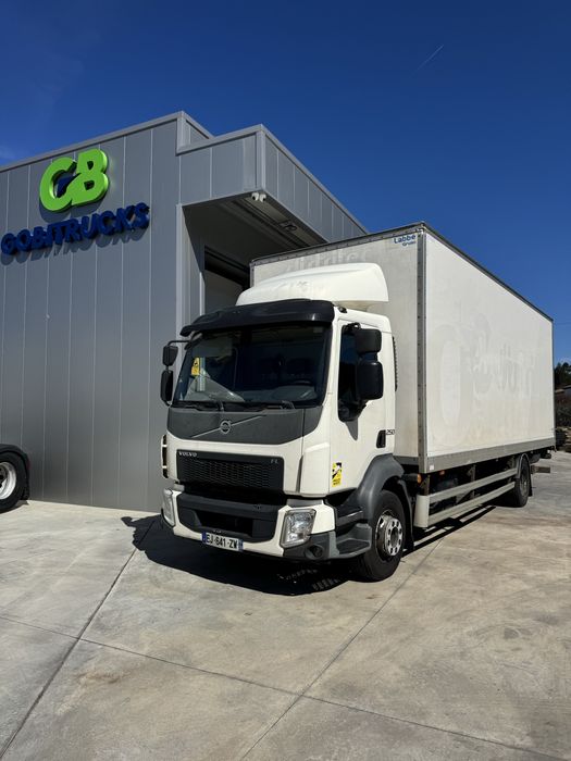 VOLVO FL250, 7.50m c/plataforma elevatória, 3 lugares
