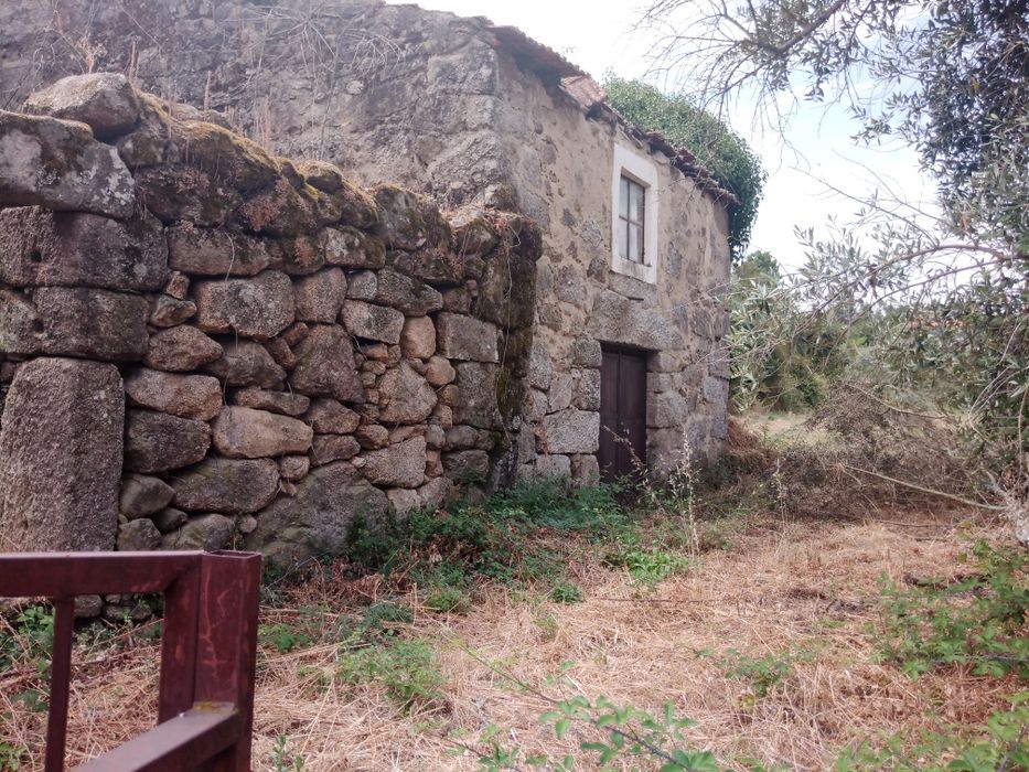 Casa rústica para reconstrução Linhares (Celorico da Beira)