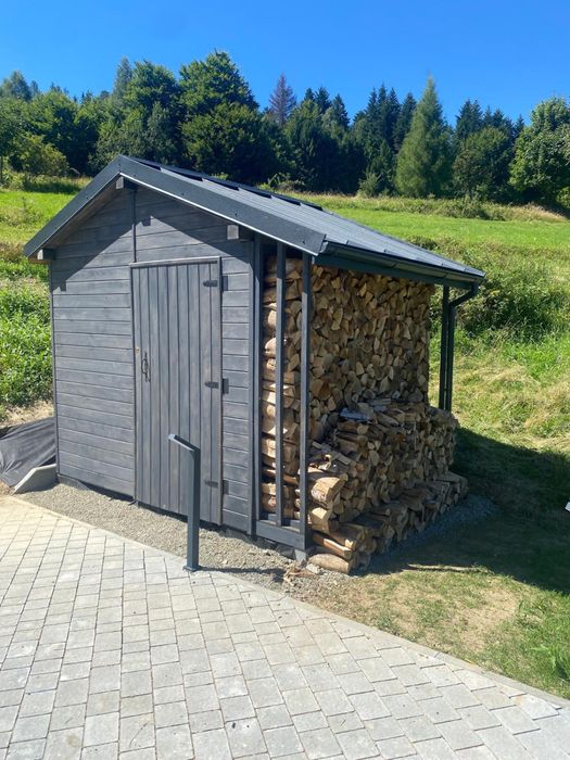 Drewutnie, drewutnia. Domek narzędziowy, wiata samochodowa