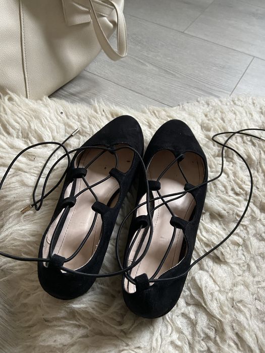 Czarne wiązane baleriny marki Julia S