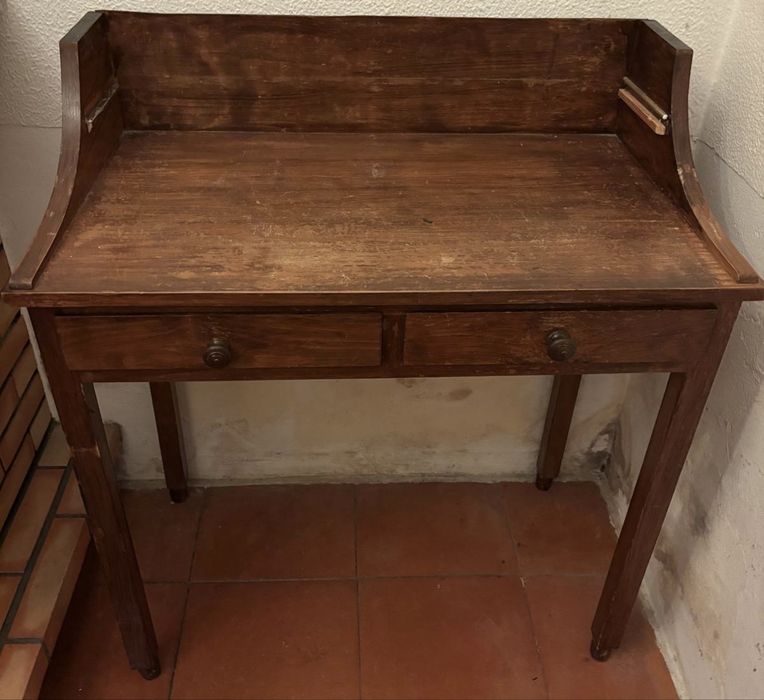 Pequena secretaria em pinho
