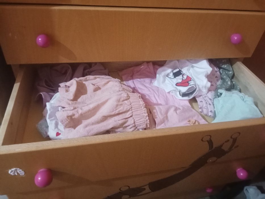 Vendo cómoda..,tem 5 gavetas estado bem conservado