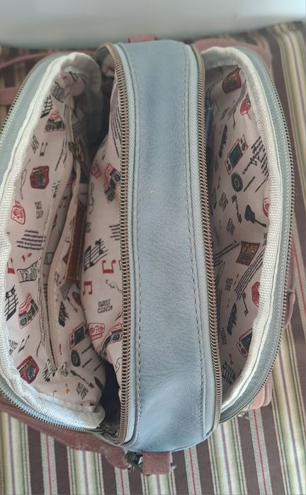 Carteira/ mala muito versátil, com alças de mão, alça comprida de ombr