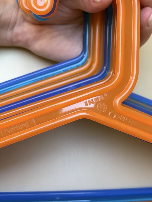 Cabides do Ikea azuis e laranja tamanho criança em muito bom estado