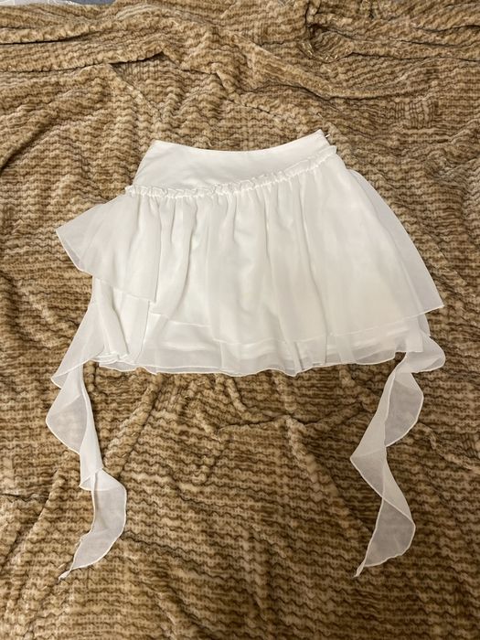 Белая юбка, легкая, чемто похожа на медузу