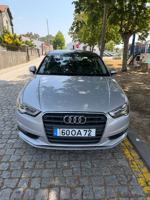 Um automovel audi