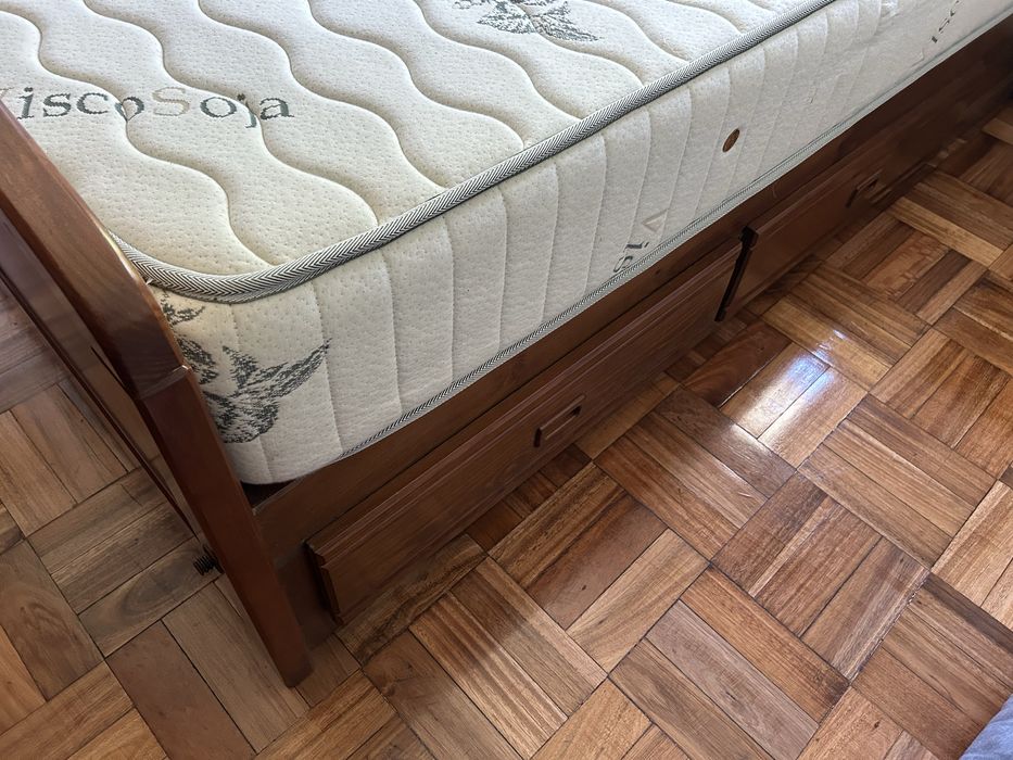 Cama de casal com mesas de cabeceira