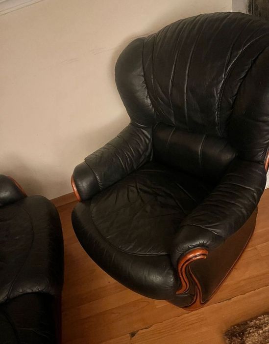 2 Poltronas e 1 Sofá de pele