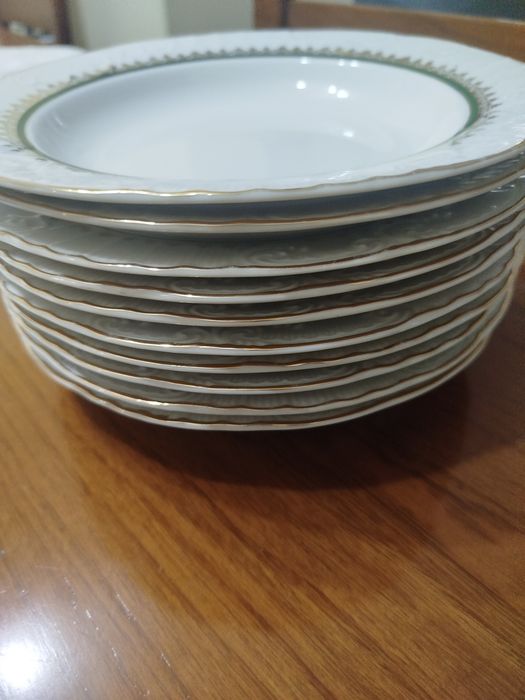 Conjunto de 10 pratos fundos.