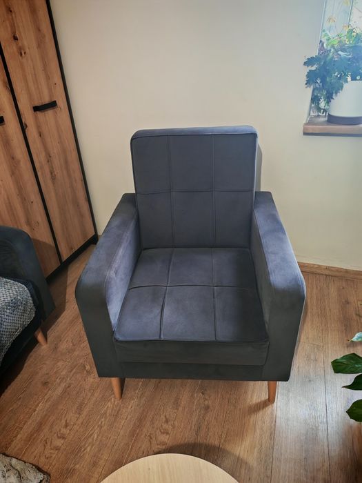 Fotel ciemnoszary z przeszyciami