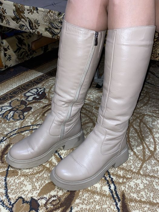 Жіночі сапожки бежеві шкіряні