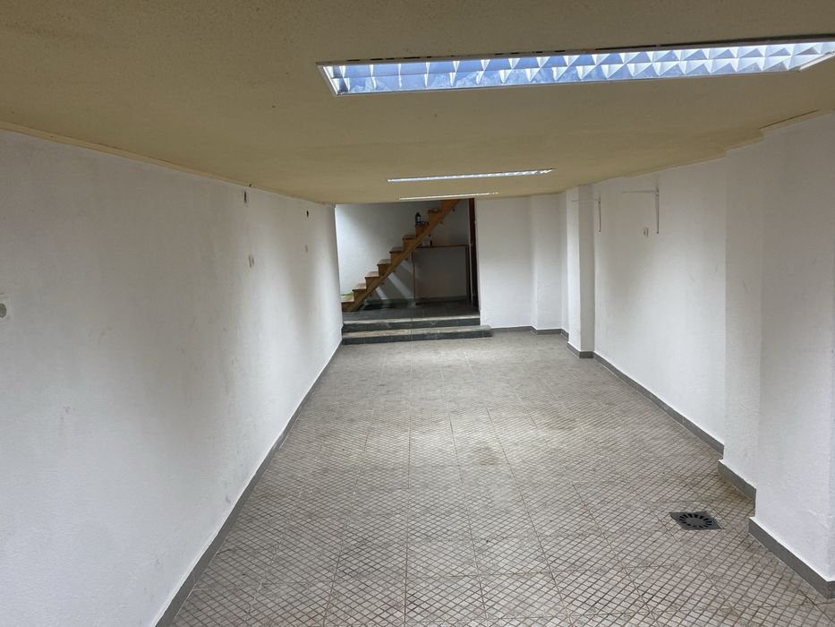 Garagem para 2 viaturas com casa de Banho
