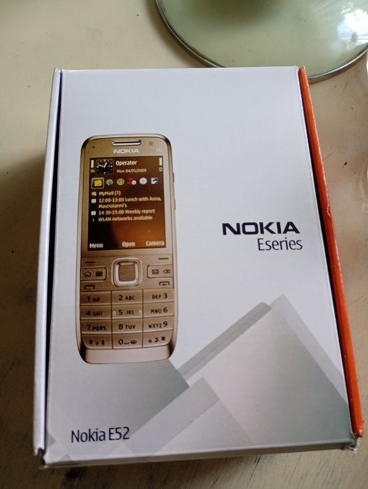 Mam na sprzedarz nokie e52 nowy z papierami