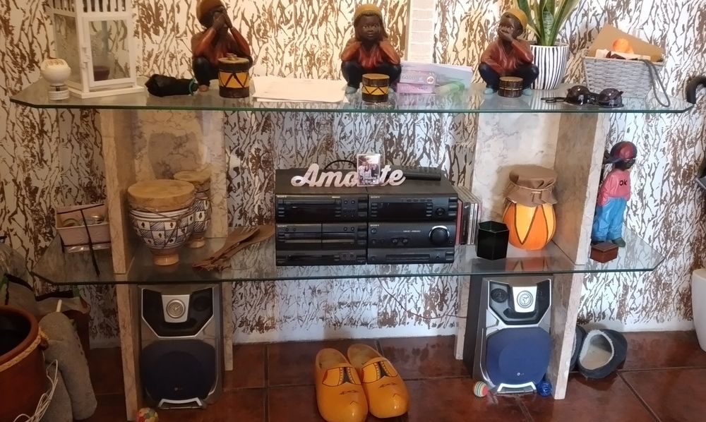 Estante - vitrine em vidro e mármore