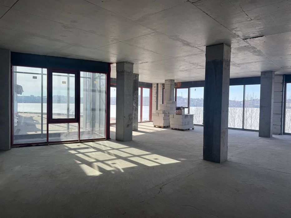 Продаж окремого комерційного поверху 270 м² із видом на став, вул. Білецька