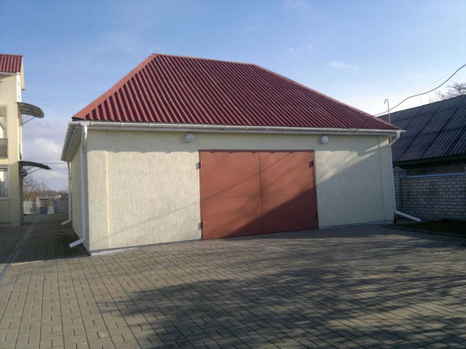 Продаж будинку в мальовничому місці біля водойми