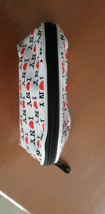 Bolsa / nécessaire, Nova York

O nécessaire é novo, no entanto, num do