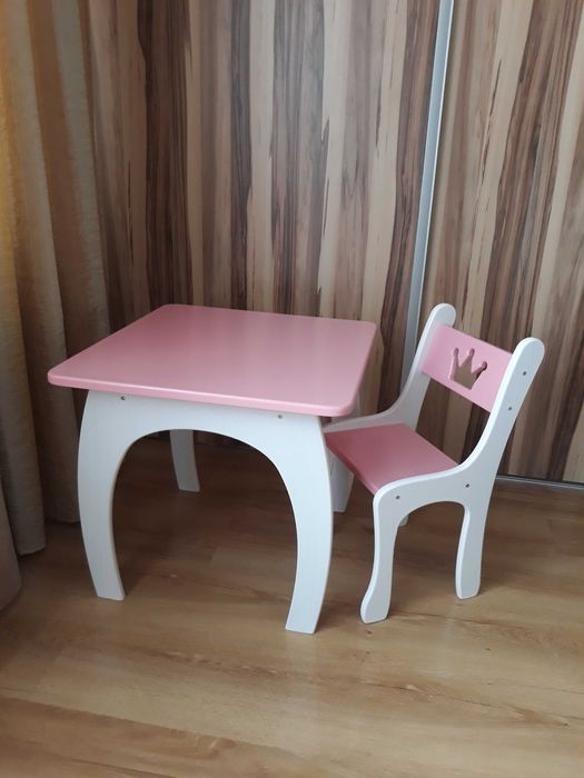 Stolik i krzesełko z motywem korony