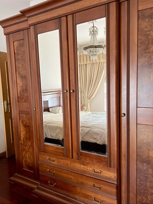 Quarto de Casal Completo Clássico — Madeira Cerejeira — Cama + Roupeiro + 2 Mesas Cabeceira