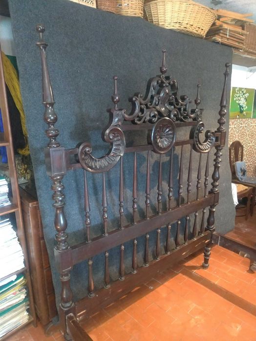 Cama Clássica Elegante – Um Toque de Charme para o Seu Quarto
