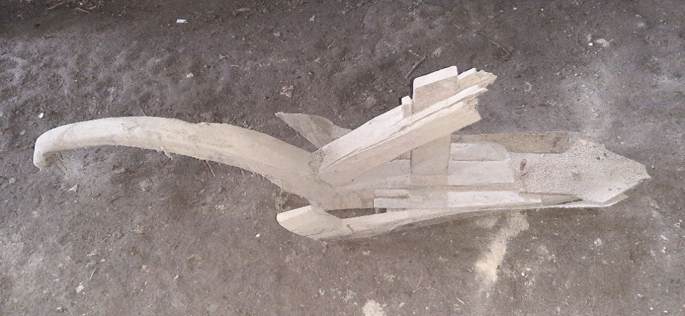 Arado antigo de madeira e ferro