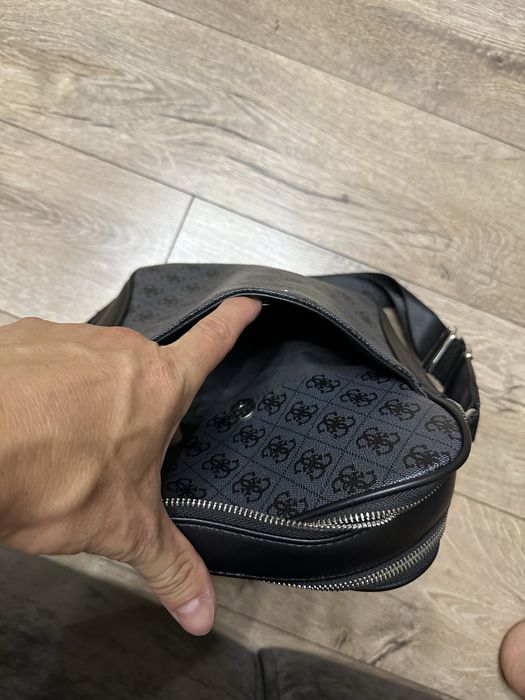 Продам оригінаньлу чоловічу сумку Guess