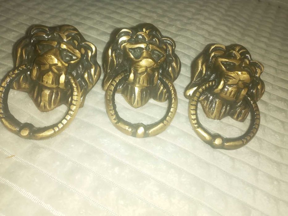 Ручка для дверей у вигляді лева, лев з кільцем стучалка молоток.