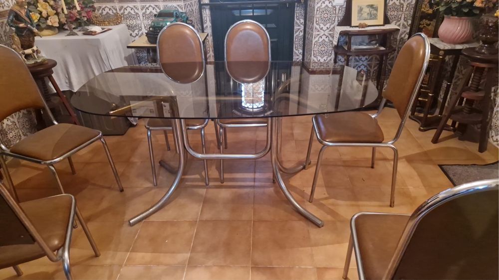 Mesa de vidro com cadeiras