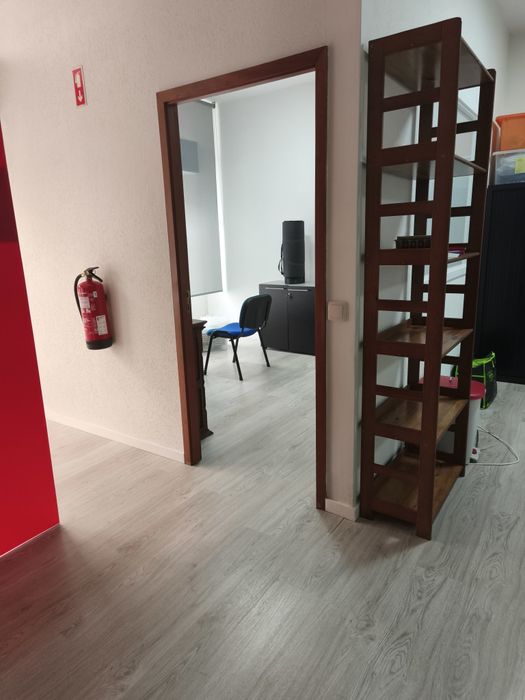 Loja/escritório, em Valadares, para arrendar 128m2 com WC e sala de re