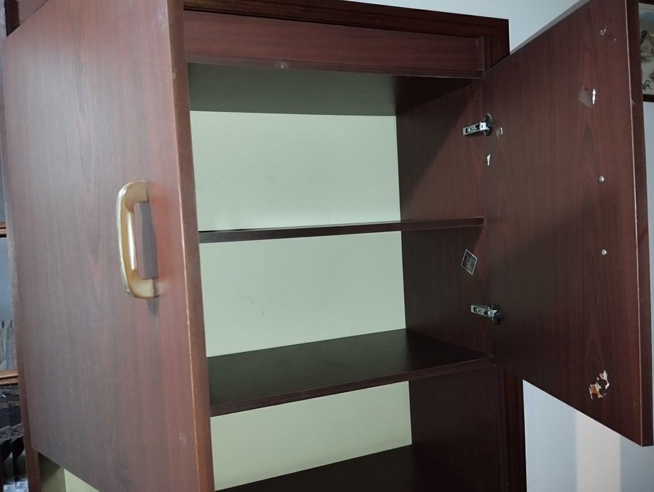 Estante com muita arrumação - estimada