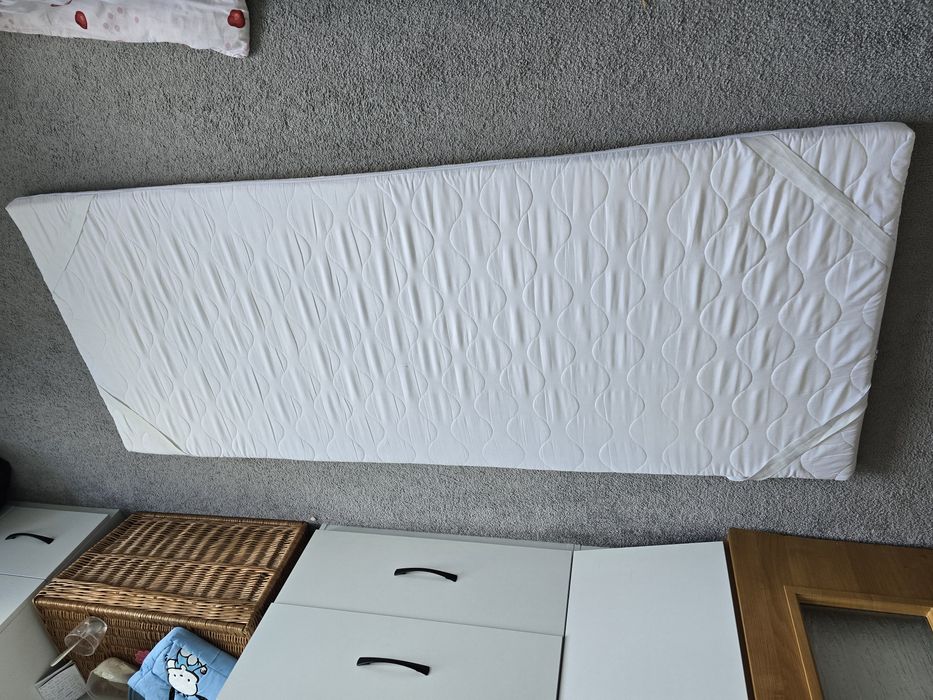 Materac Nawierzchniowy Memory 80x200x5 cm, Stan Bardzo Dobry
​Sprzedam wyjątkowo komfortowy materac nawierzchniowy (topmaterac) wykonany z wysokiej ja
