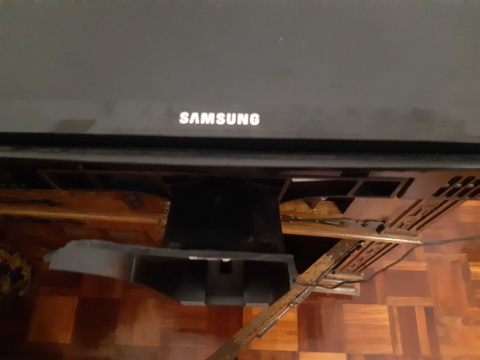 Televisão Samsung, diagonal 80cm, com comando, em bom estado