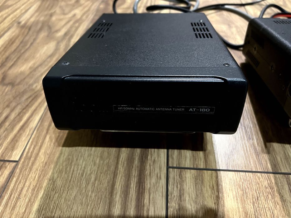 ICOM IC-7000M oraz w komplecie skrzynka AT-180