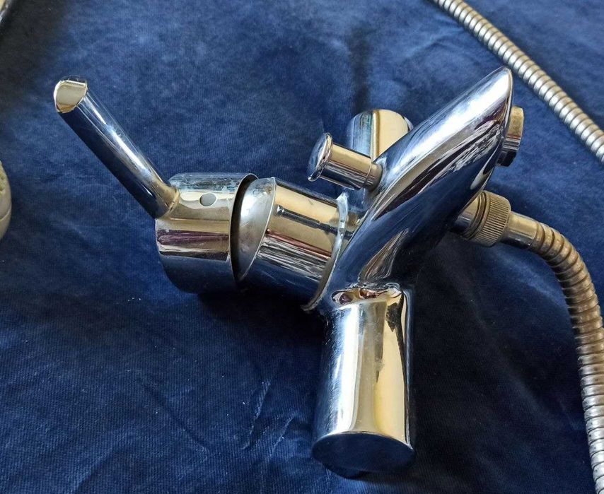Смеситель воды фирмы GROHE в рабочем состоянии