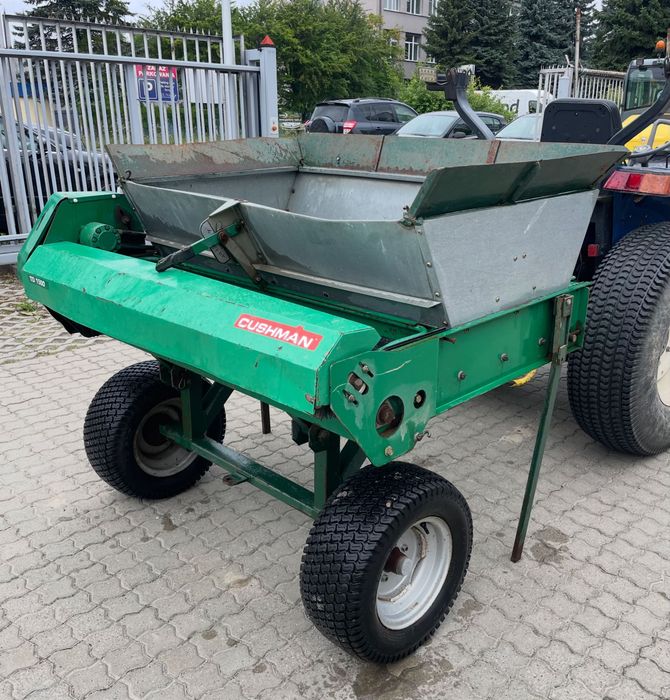 Piaskarka do trawnika, boisk i pól golfowych Cushman TD1500 Top Dresser