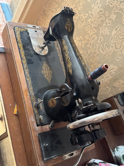 Продам швейну машинку