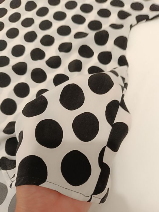 Blusa com manga 3/4, bolas pretas, tamanho XS da Zara