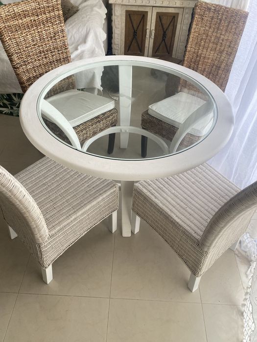 Mesa redonda com 4 cadeiras