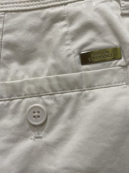 Oryginalne białe spodenki marki Armani Exchange.