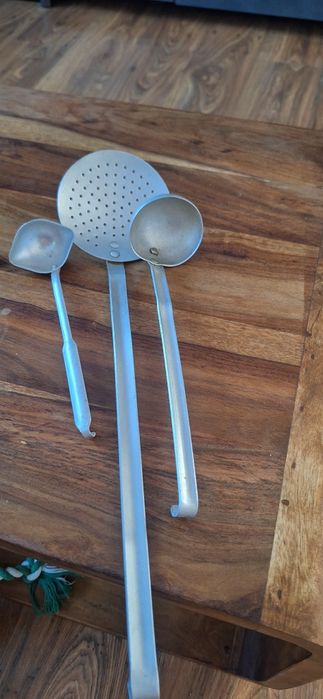 Zestaw używanych, aluminiowych łyżek PRL.