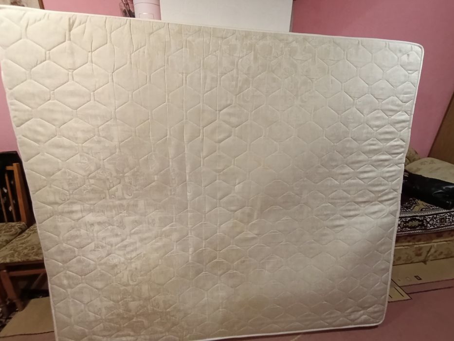 Матрац молочного кольору