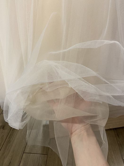 Suknia ślubna ANNAIS w A lekko rozkloszowana na ramiączkach