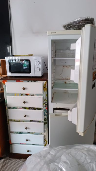 cozinha com eletrodomesticos + sofa