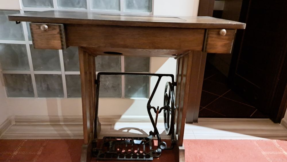 Stylowa maszyna ze stolikiem Pokój/Singer