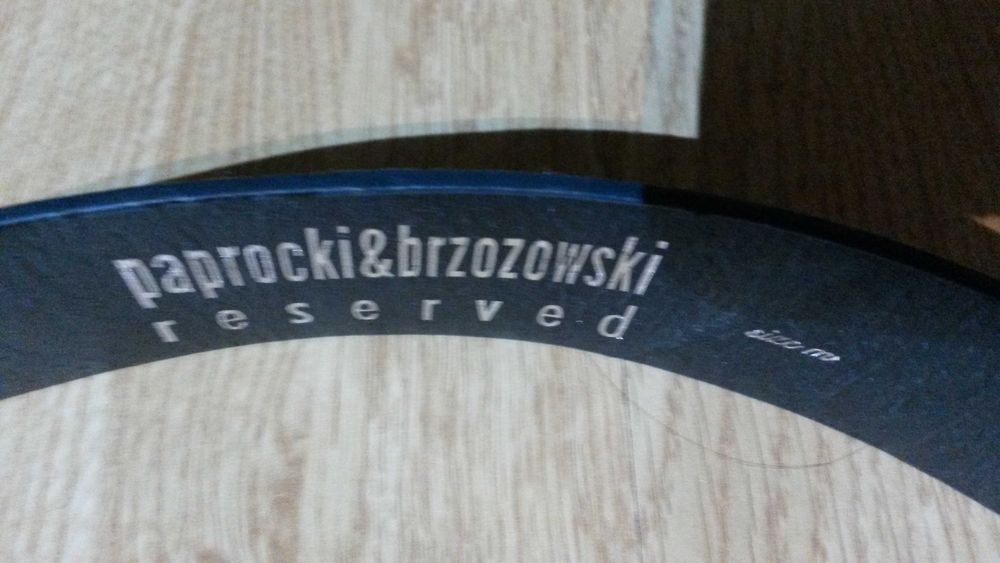 Zielony zamszowo skórzany pasek róża Reserved Paprocki&Brzozowski