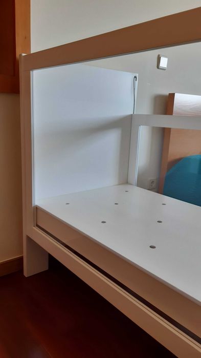 Cama de bebé ajustável, madeira maciça lacada a branco e acrílico, excelente estado